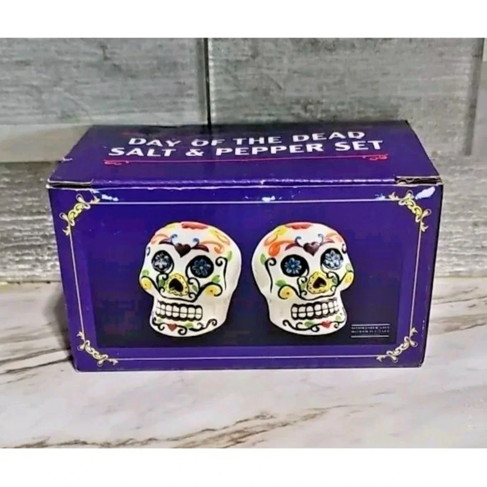 Day of the Dead Sugar Skull Salt and Pepper Shakers New with box
